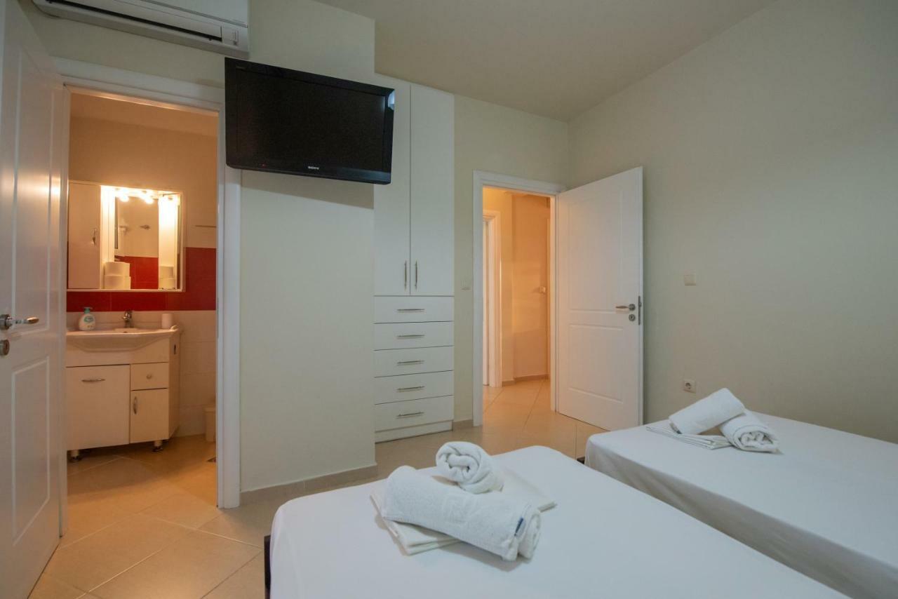 Grand Suites With Private Pools Kalamata Exterior photo